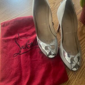 CHRISTIAN LOUBOUTIN FLO SUEDE Leather Grey Open Toe Pumps